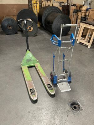 un chariot élévateur et un diable dans un entrepôt