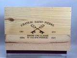 une boîte en bois sur laquelle est collée une étiquette portant l'inscription « Château Saint-Pierre »