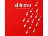 une couverture de livre rouge ornée d'un bouquet de notes de musique