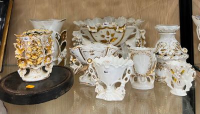 de nombreux vases posés sur une table