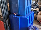 une pile de bacs bleus posée sur une palette