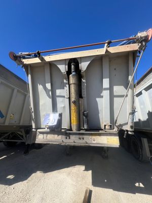 un camion-benne garé à côté d'un immeuble