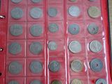 un classeur rouge contenant un tas de pièces de monnaie