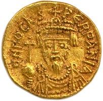 une pièce d'or surmontée d'une couronne