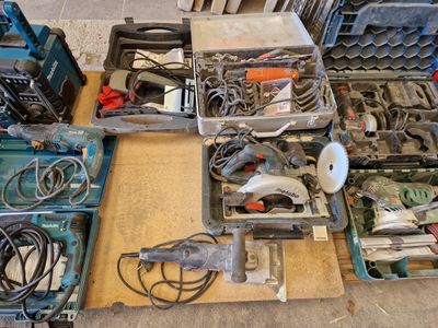 un grand nombre d'outils posés sur le sol