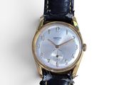 gros plan d'une montre sur une surface blanche