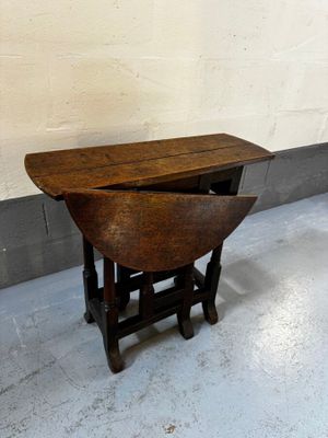 une petite table en bois équipée d'un plateau rabattable