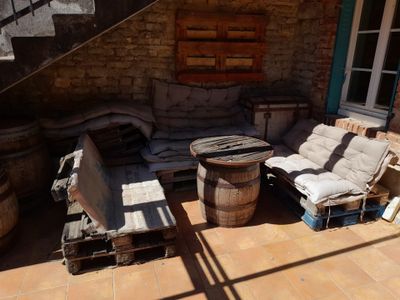 une terrasse équipée d'un canapé, d'une chaise, d'une table et d'une table basse