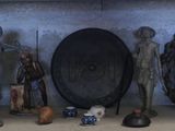 une étagère sur laquelle sont disposés de nombreux objets anciens