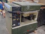 une machine qui se trouve dans un entrepôt avec d'autres machines