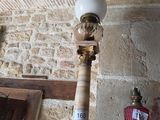 une lampe posée sur une table dans une pièce