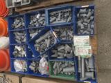 de nombreux types de tuyaux et de raccords fixés au mur