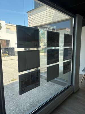 une grande fenêtre sur laquelle figurent de nombreuses images