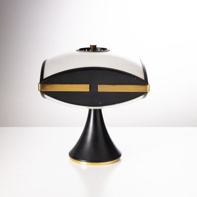 une photo d'une lampe de table en noir et blanc posée sur une surface blanche