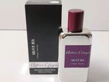 l'image d'un flacon de parfum posé à côté d'une boîte