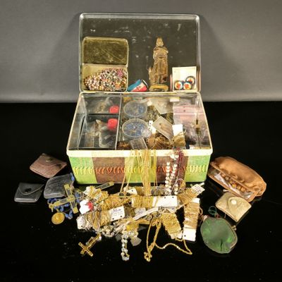 une boîte remplie d'objets assortis sur une table