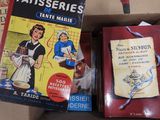 deux livres dans une boîte posée sur une table