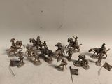 tout un tas de petites figurines en métal posées sur une table