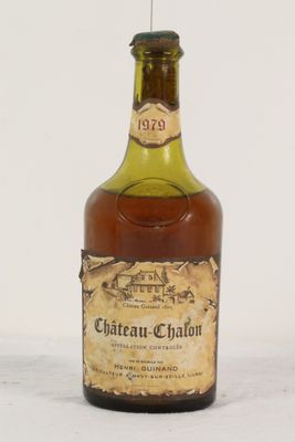 une bouteille de Château-Chalon posée sur une table