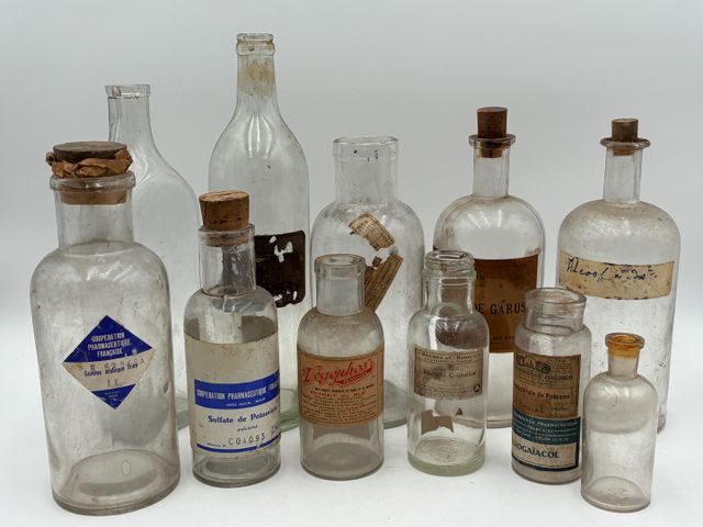 Lot de 11 bouteilles/flacons de pharmacie en verre
