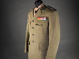 an army uniform on a mannequin with a hat on it
