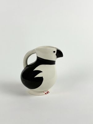 un pichet noir et blanc orné d'une bande rouge