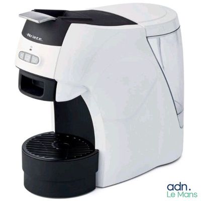 une cafetière posée sur une surface blanche