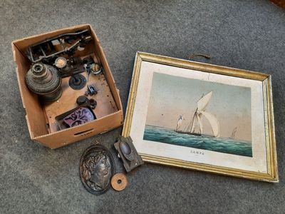 la photo d'une photo représentant un voilier, dans une boîte posée par terre