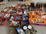 de nombreux cartons d'objets hétéroclites posés sur le sol