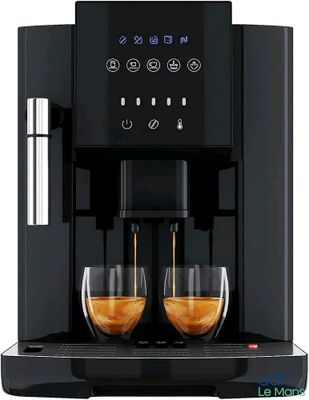 un gros plan sur une machine à café avec deux tasses de café