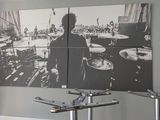 une photo en noir et blanc d'un homme jouant de la batterie