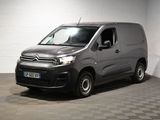 une camionnette Citroën garée dans un garage au sol carrelé
