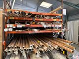 de nombreux rouleaux de bois sur les étagères de l'entrepôt