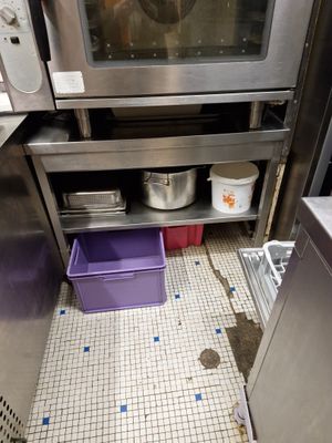 une image d'une cuisine avec une cuisinière et un four à micro-ondes