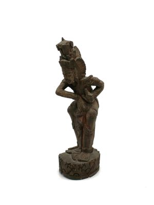statue d'une femme tenant un enfant dans ses bras