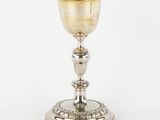 calice en métal plaqué argent sur socle, orné de motifs décoratifs