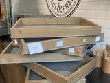 une pile de cartons posée sur un comptoir