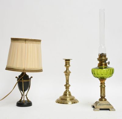 Réunion d'une lampe à pétrole à fut torsadé en bronze et rés…
