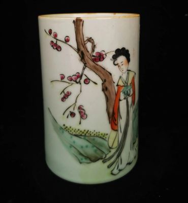un vase orné d'une peinture représentant une femme et un arbre