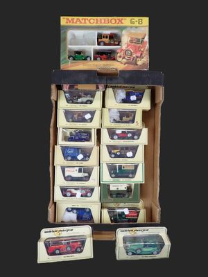 une exposition de camions miniatures et de boîtes dans une vitrine