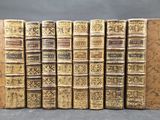 six vieux livres empilés les uns sur les autres sur une table