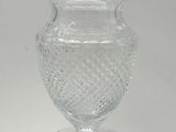 un vase en verre posé sur une table