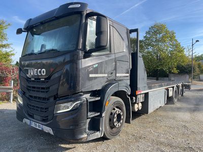 un camion noir garé sur un parking