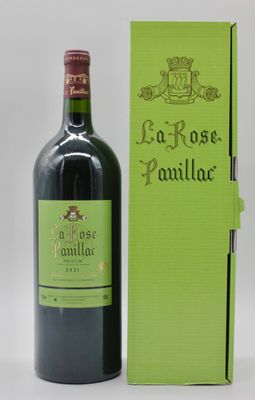la bouteille de vin est à côté de la boîte sur la table