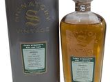 une bouteille de whisky posée à côté d'un récipient en métal