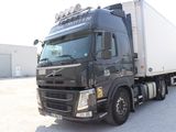 un gros camion garé dans un parking