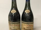 deux bouteilles de vin rouge posées l'une à côté de l'autre sur une surface blanche