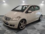 une photo d'une Mercedes Classe B blanche garée dans un garage