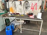 une table sur laquelle se trouvent de nombreux outils