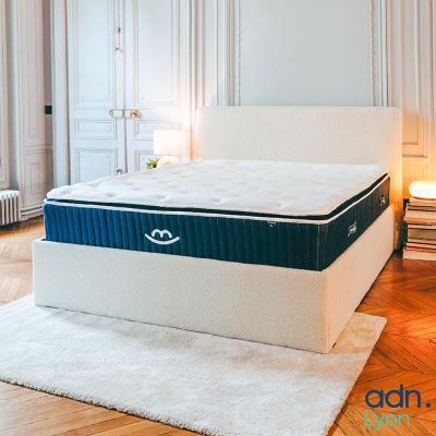 une photo d'une chambre avec un matelas posé à même le sol